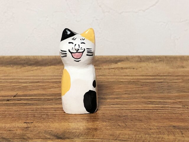 木彫り猫 小さなぶち猫 | iichi 日々の暮らしを心地よくする