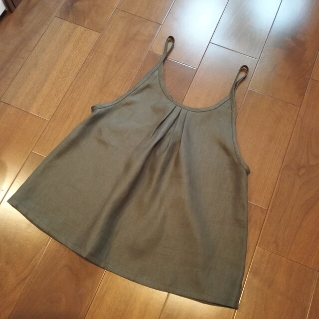 リネンのキャミトップス　カーキ