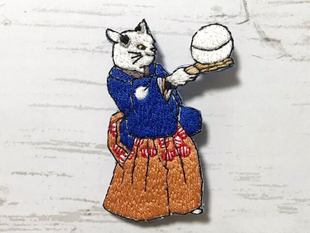 手刺繍浮世絵ブローチ*歌川国芳「流行猫の曲手まり」よりの画像1枚目