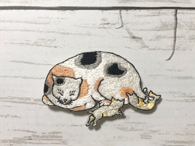 手刺繍浮世絵ブローチ*歌川国芳「猫飼好五十三疋・白須賀」の猫の画像1枚目