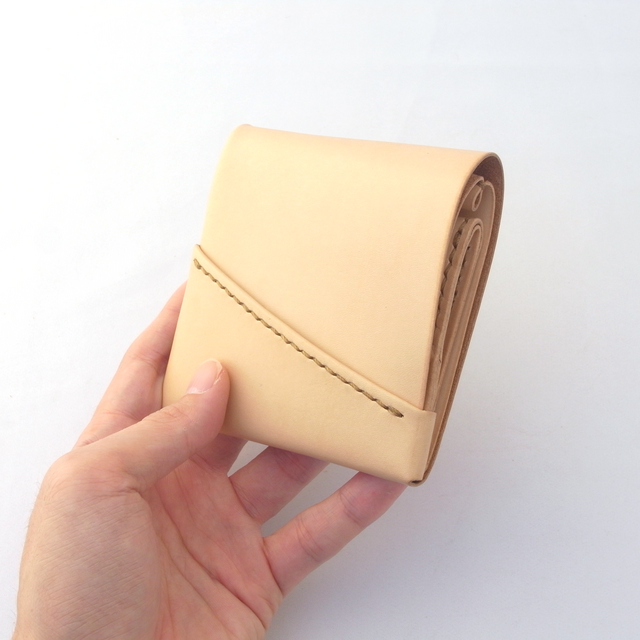 オルテガ柄縫込み コンパクトヌメ革 生成り財布 - ファッション小物