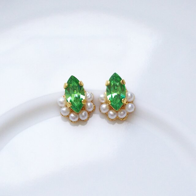 一粒スワロフスキーと小粒なパールのゴールドピアス／イヤリング【ペリドット】 受注生産 No.002-00183