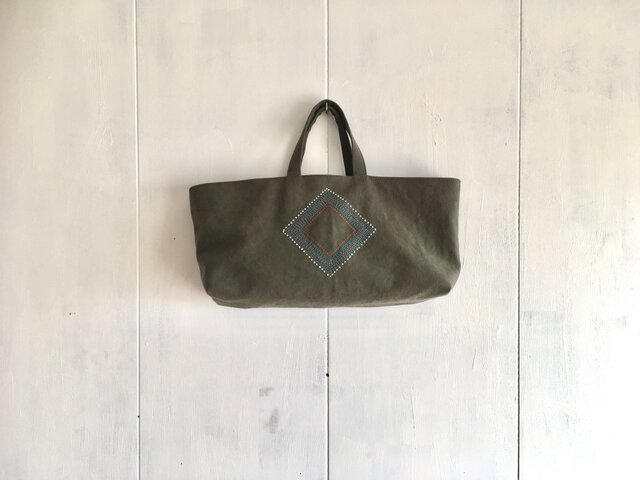 《sale》刺繍入り横長くったりカーキ色の鞄の画像1枚目