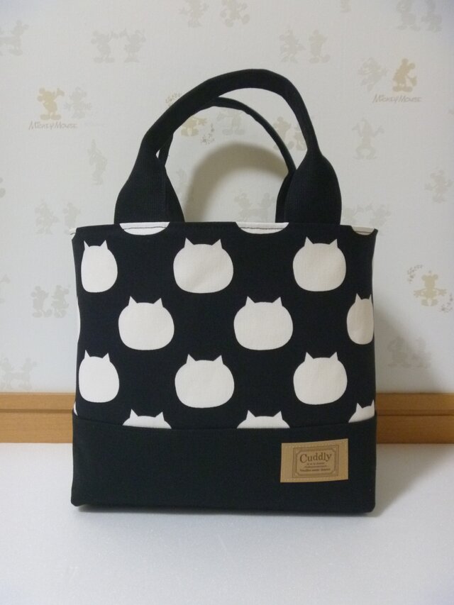 ８7.ねこたま柄のランチバッグ　お散歩バッグ　黒　再販