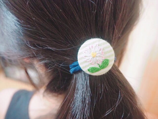 くるみボタンのお花刺繍ヘアゴムの画像1枚目