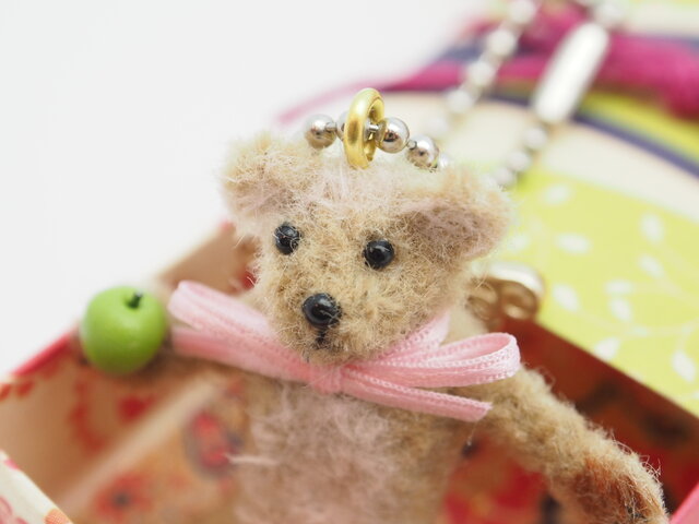 おやゆびくまちゃん(ベージュ)ストラップ☆小箱付きの画像1枚目