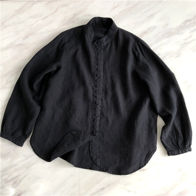 リネン くるみボタン スタンドカラー ブラウス 〈black〉の画像1枚目