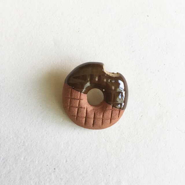 陶ブローチ 半分チョコドーナツの画像1枚目