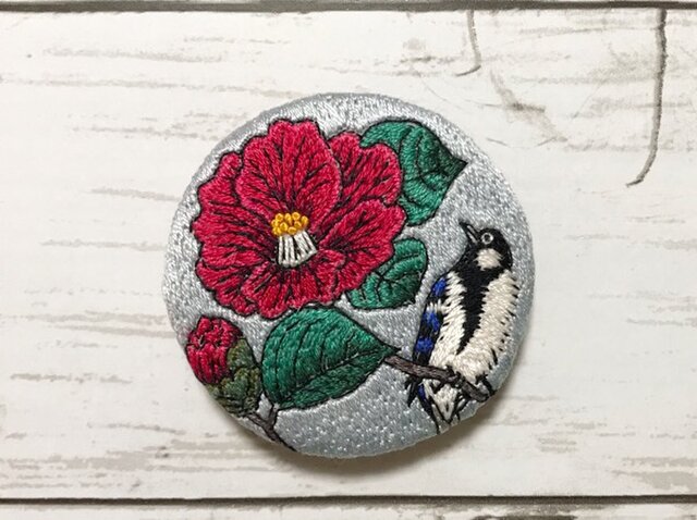 手刺繍浮世絵ブローチ*小原古邨「椿に四十雀」よりの画像1枚目