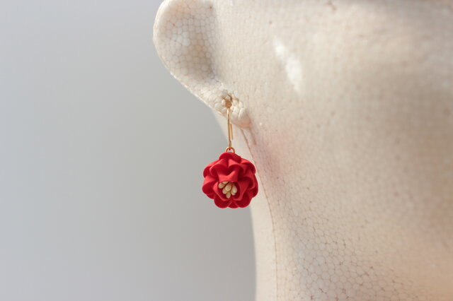 ピアス つまみ細工 紅椿《受注制作》 | iichi 日々の暮らしを心地よく