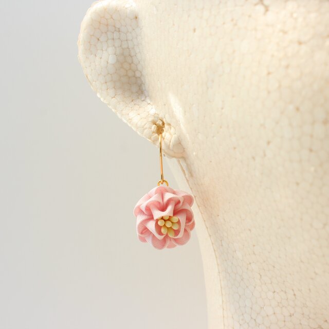 ピアス つまみ細工 桜椿 | iichi 日々の暮らしを心地よくする