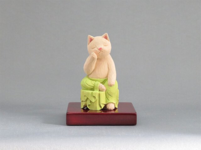 木彫り 裳を着けた弥勒猫 猫仏1918の画像1枚目