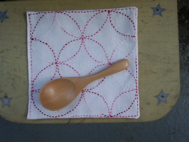 ☆手縫い☆刺し子15×15㎝カフェマット☆七宝つなぎ柄赤色グラデーション糸☆赤紫色小花柄裏地付き☆敷物の画像1枚目
