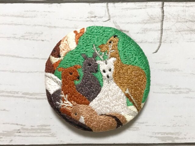 手刺繍日本画ブローチ*鈴木基一「群鹿図」よりの画像1枚目