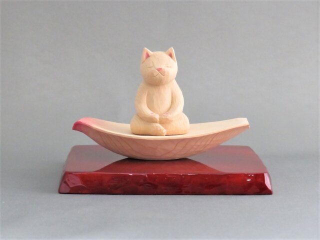 木彫り 蓮弁にのった座禅猫 猫仏1925の画像1枚目