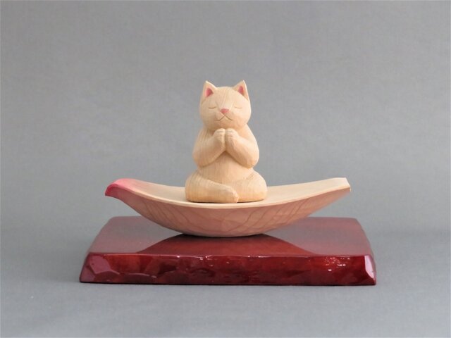 木彫り 蓮弁にのった合掌猫 猫仏1926の画像1枚目