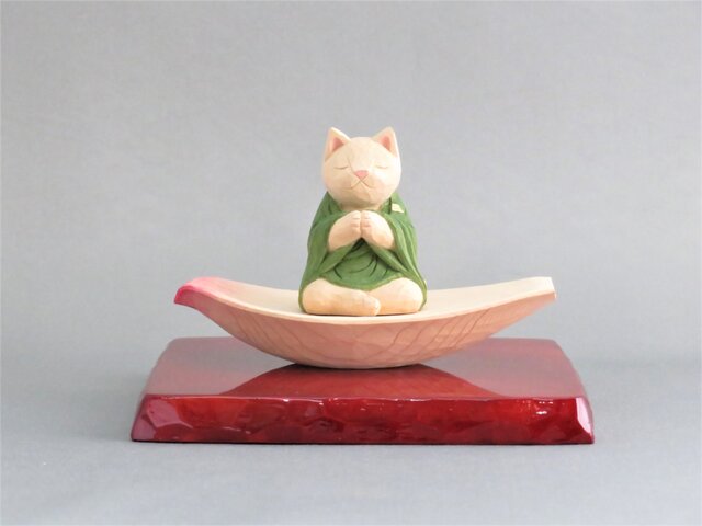 木彫り 蓮弁にのった袈裟を着た合掌猫 猫仏1927の画像1枚目