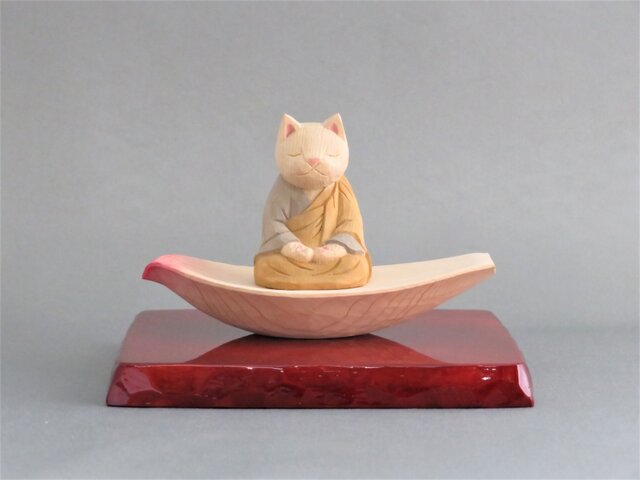 木彫り 蓮弁にのった袈裟を着た座禅猫 猫仏1928の画像1枚目