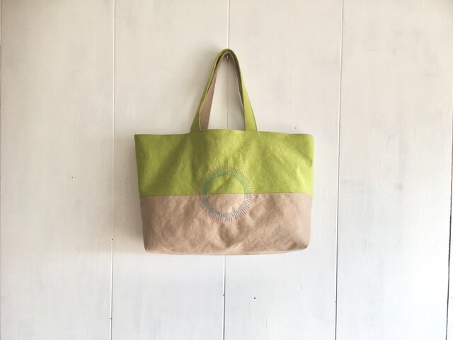 マスカット色×カフェオレ色の刺繍入り鞄の画像1枚目