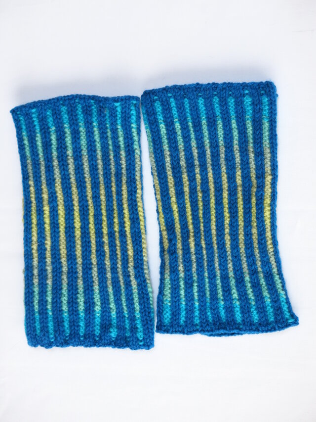 変わりゴム編のレッグウォーマー　青