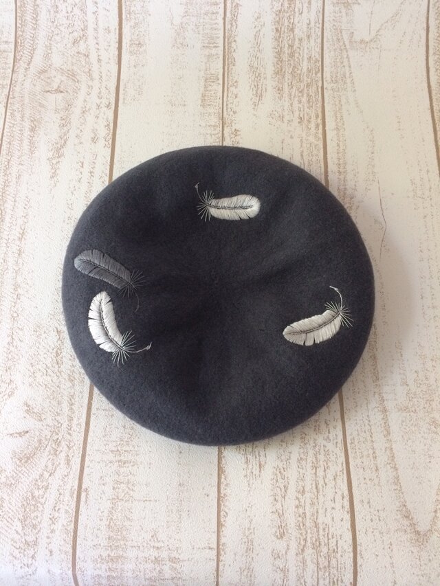 羽根手刺繍のベレー帽/dark grayの画像1枚目