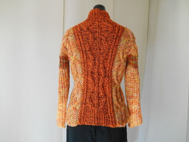 オレンジ色の模様編みセーター | iichi 日々の暮らしを心地よくする