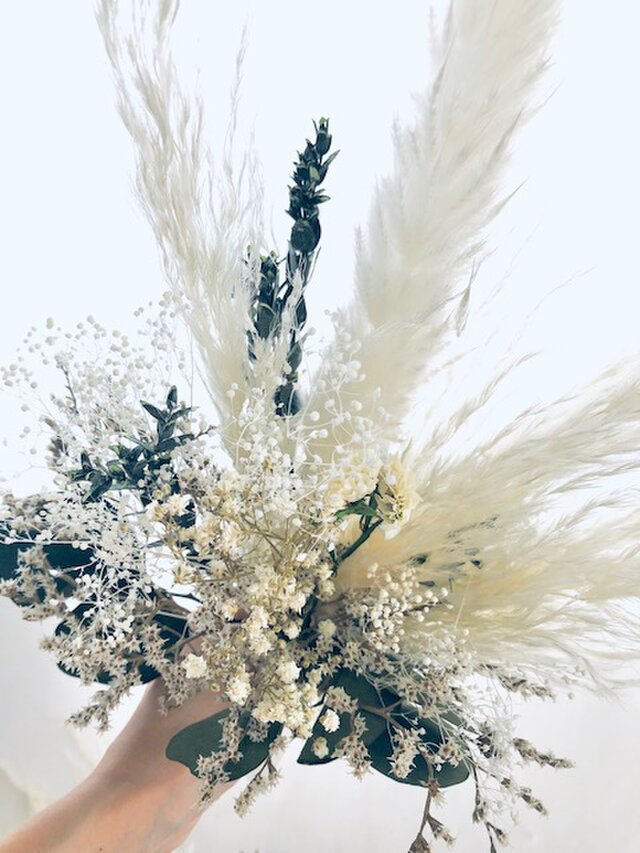 プリザーブドフラワー かすみ草とふんわりパンパスグラスの白い花束 Iichi ハンドメイド クラフト作品 手仕事品の通販