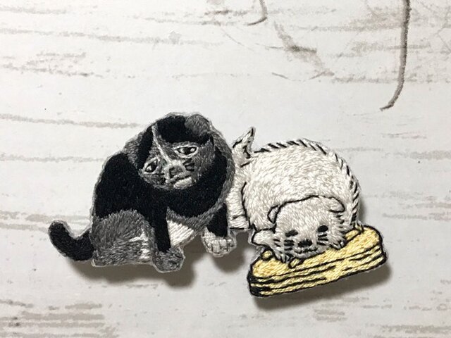 手刺繍浮世絵ブローチ*歌川豊国「英寿堂扇子見世」の仔犬の画像1枚目