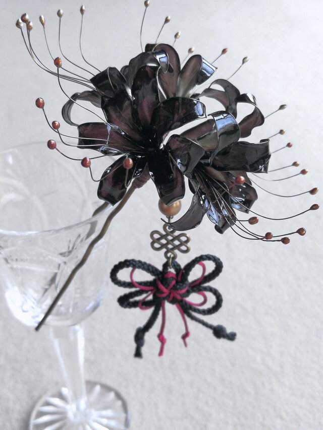 彼岸花とアゲハ蝶のuピンかんざし 漆黒 Iichi ハンドメイド クラフト作品 手仕事品の通販