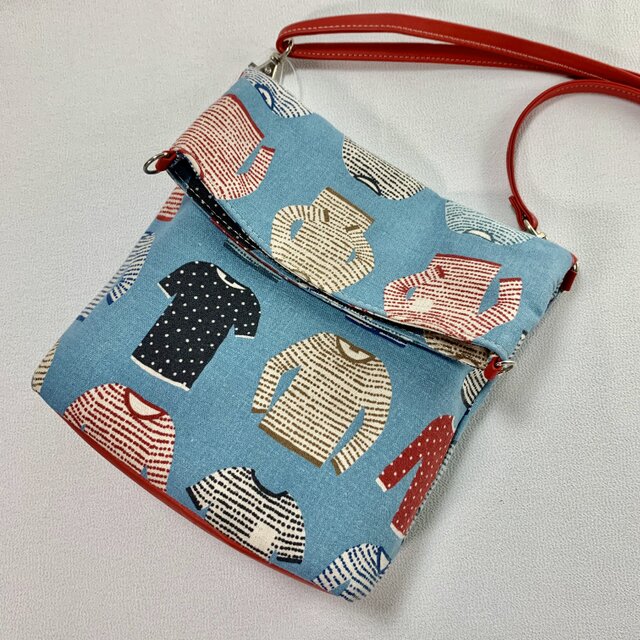 可愛らしい洋服柄のショルダーバッグ