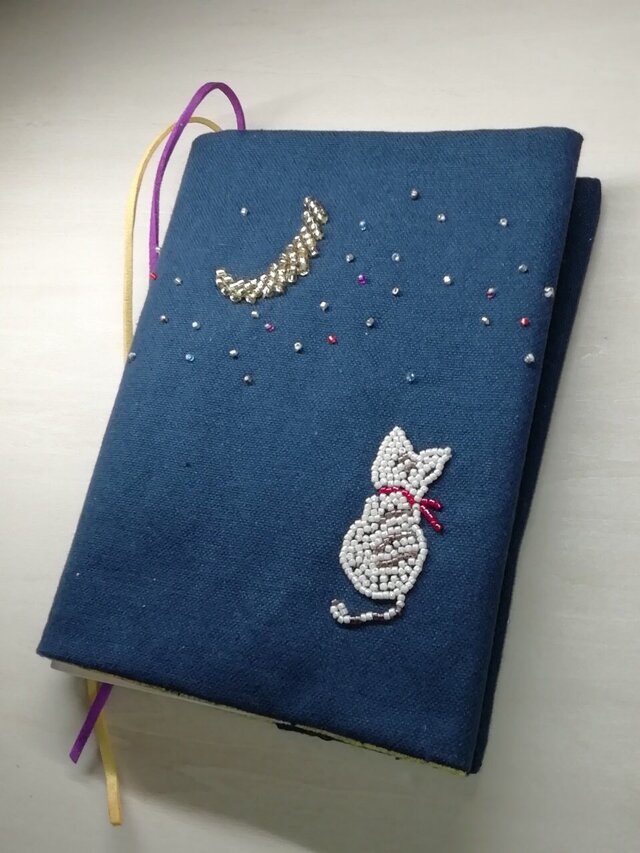 SALE】ブックカバー 「猫と月」 ビーズ刺繍 (文庫本用) iichi ハンドメイド・クラフト作品・手仕事品の通販