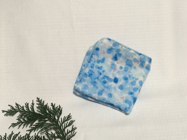 ガーゼタオルハンカチ 瑠璃色の水彩画の画像1枚目