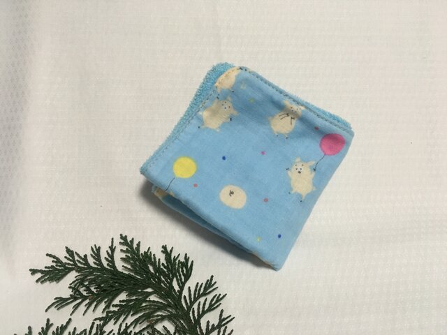ガーゼタオルハンカチ 飛んでくぶたさんの画像1枚目