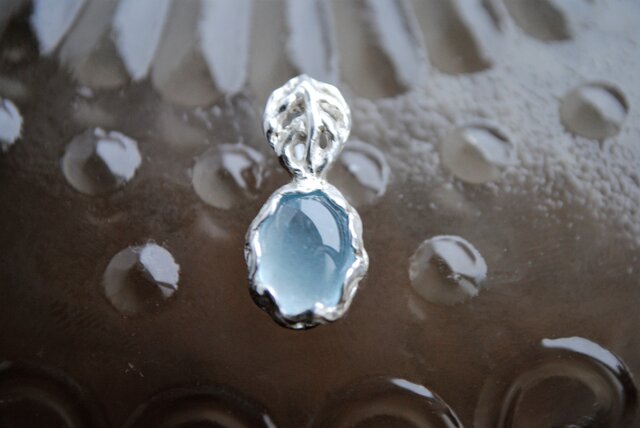 「S様オーダー品」ミルキーアクア木の葉のペンダントトップの画像1枚目