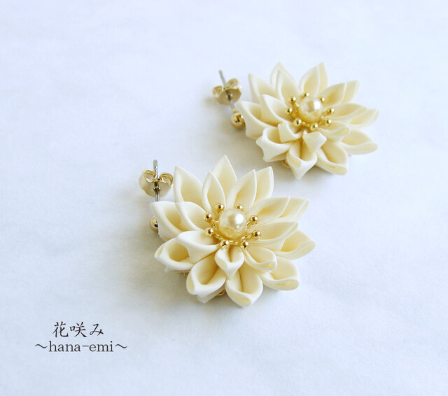 つまみ細工 お花のピアス/イヤリング オフホワイト | iichi 日々の