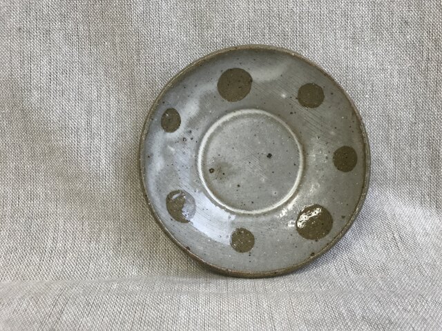 粉引き丸小皿 (ドット柄)の画像1枚目