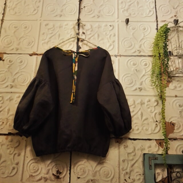 チャコールリネンとリバティのパフトップス