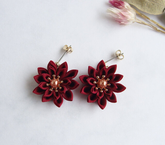つまみ細工 お花のピアス/イヤリング ワインレッド | iichi 日々の