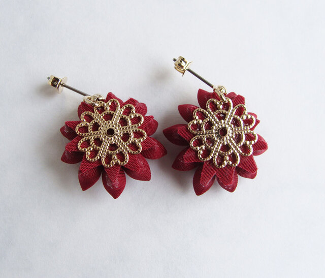 つまみ細工 お花のピアス/イヤリング ワインレッド | iichi 日々の