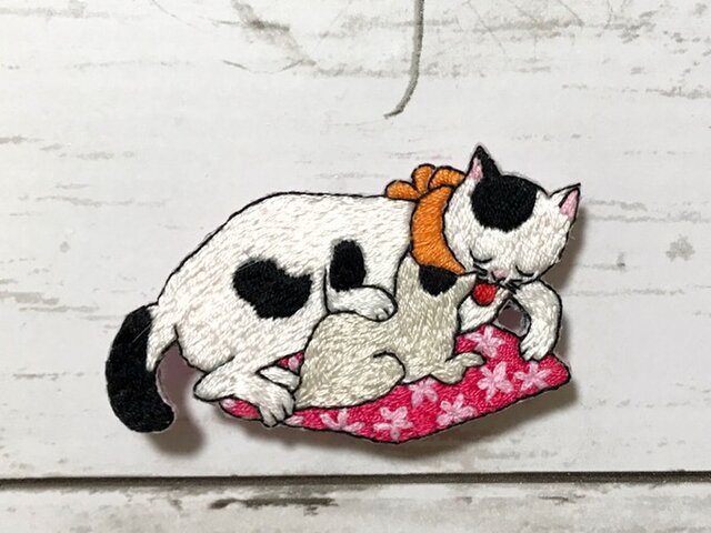 手刺繍浮世絵ブローチ*歌川国利「ねこ尽」の親子猫Ⅱの画像1枚目