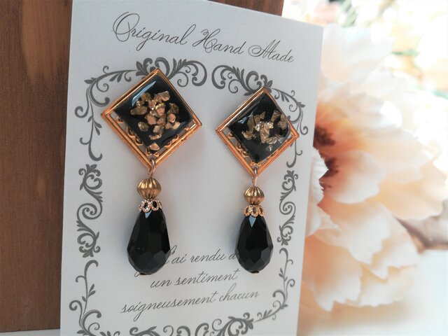 スクエア型レジンカボションと黒ビーズの大人ピアス | iichi 日々の