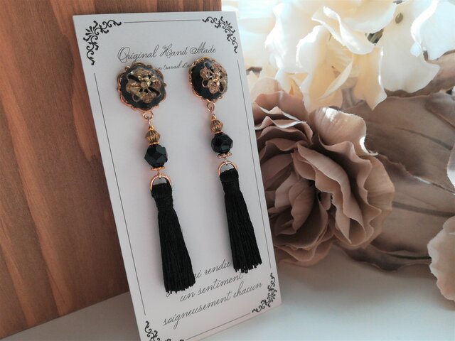 レジンカボションと黒タッセルの大人ピアス | iichi 日々の暮らしを