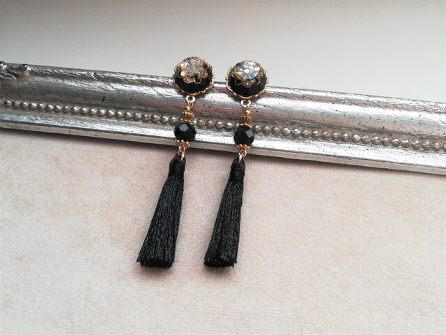 レジンカボションと黒タッセルの大人ピアス | iichi 日々の