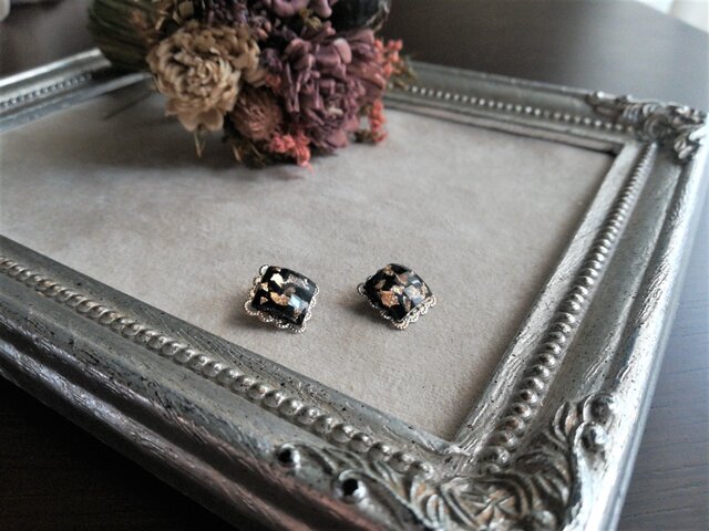 黒スクエア型レジンカボションの大人ピアス | iichi 日々の暮らしを