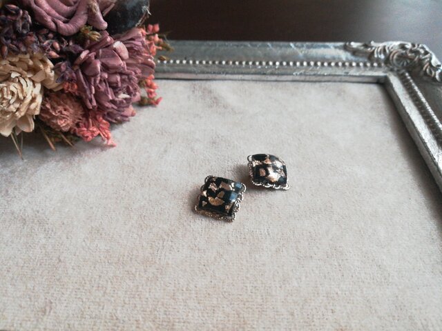 黒スクエア型レジンカボションの大人ピアス | iichi 日々の暮らしを
