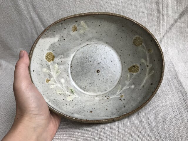 粉引きの卵形鉢(黄色い花柄)の画像1枚目
