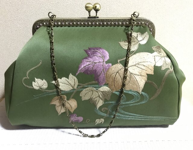 がまぐちバッグ・角型口金 抹茶色 ぶどうの葉 刺繍帯地バッグの画像1枚目