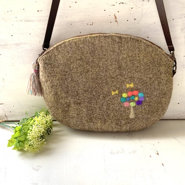 羊毛フェルトのカラフルな樹木のショルダーバック（シルバーブラウン）