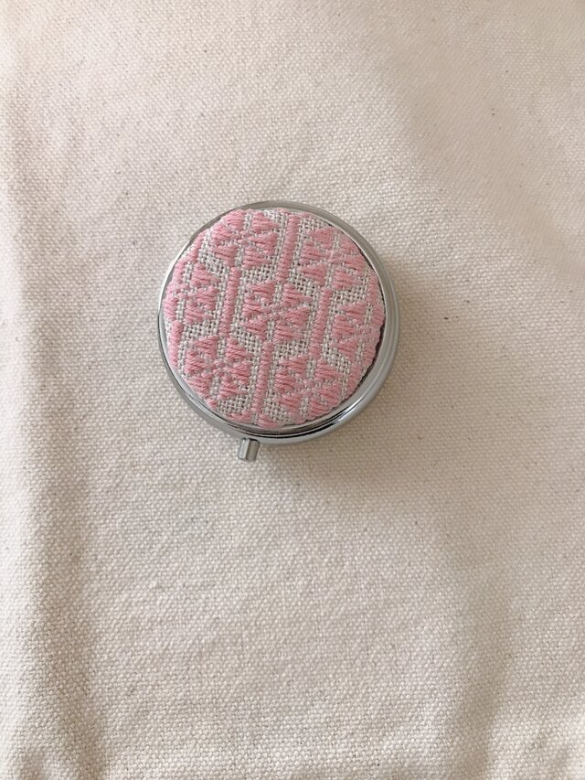 こぎん刺しのピルケース〈竹の節〉の画像1枚目