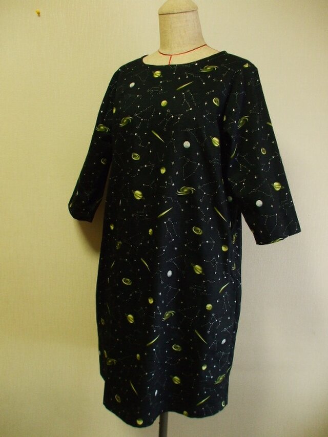 セール品 宇宙柄プリント ラウンドネック７分丈袖ワンピース 両脇ポケット付き Sサイズ 黒色 受注生産 Iichi ハンドメイド クラフト作品 手仕事品の通販